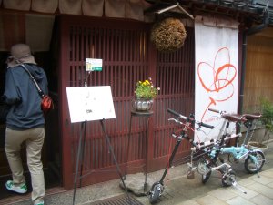 中はモダンな喫茶店