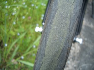 タイヤ接地面が黄色！