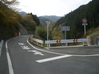 塩乃沢峠へ向かう旧道
