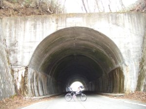 トンネルを抜けると・・・。