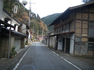 砥沢集落通過